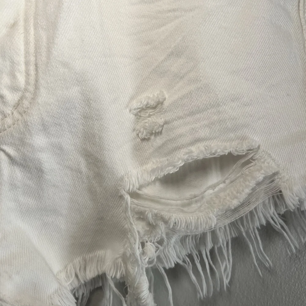 We the Free Free People White Cut-Off Distressed Denim Shorts Button Fly, 26